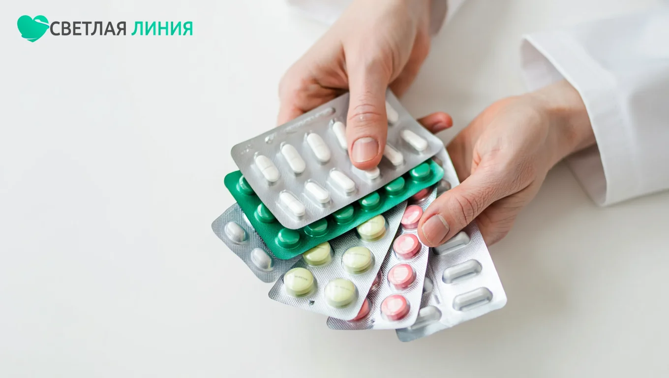 Доктор держит препараты